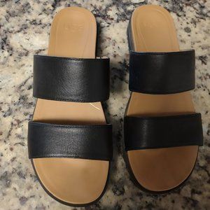 BRAND NEW UGG SANGLES 7.5